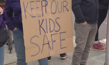 Padres y estudiantes protestan fuera de la escuela secundaria Garfield, con el fin de detener la violencia