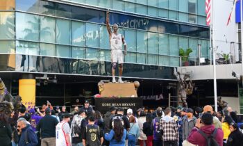 Corrigen errores ortográficos en la estatua de Kobe Bryant fuera del estadio Crypto.com