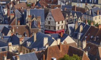 Un pueblo de Francia vende casa por 1 euro; hay solicitudes abiertas y también un problema
