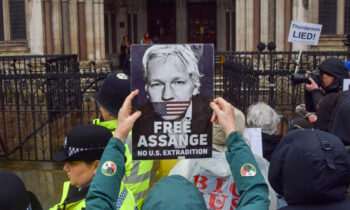 Biden dice que analiza terminar el procesamiento contra el fundador de WikiLeaks