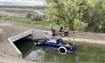 Conductor arrestado por DUI en Richland después de que su camión se atascara en canal de riego