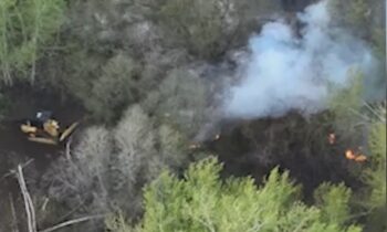 Los equipos de bomberos utilizan drones y excavadoras para controlar incendios cerca de Toppenish