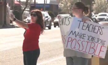 Estudiantes de Yakima crean una petición y continúan protestando por los recortes de personal de YSD