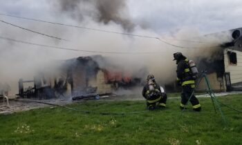 Varios departamentos responden al incendio de la casa de Selah el 5 de mayo