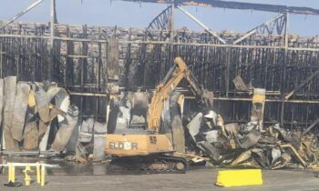 La demolición en curso en el lugar del incendio del almacén de Finley podría durar 2 meses