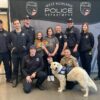 Polar, el perro de terapia del Departamento de Policía de West Richland, apoya a los estudiantes de la escuela primaria William Wiley