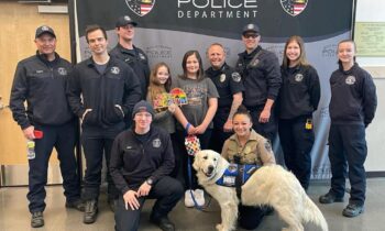 Polar, el perro de terapia del Departamento de Policía de West Richland, apoya a los estudiantes de la escuela primaria William Wiley