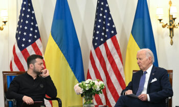 Biden se disculpa por meses de retrasos en aprobación de envíos de armas a Kiev
