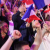 Elecciones en Francia: votantes impulsan a la ultraderechista Agrupación Nacional a una sólida ventaja