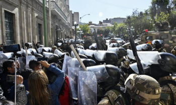 Bolivia: presidente denuncia movimientos irregulares de militares ante temores de un golpe