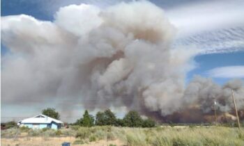 Bomberos permanecerán en la escena del incendio de Slide Ranch en el área de White Swan; avisos de evacuación en su lugar