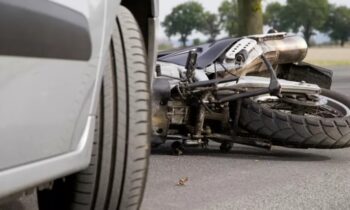 Un hombre de Toppenish muere después de estrellar su motocicleta contra dos camiones cerca de Prosser