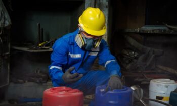 Muere trabajador en Pasco mientras limpiaba productos químicos en un camió cisterna