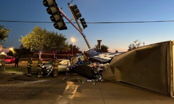 Camión semirremolque choca contra poste de señal en intersección de Yakima