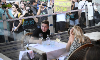 Manifestantes de Barcelona lanzan objetos y rocían con agua a los viajeros mientras gritan “los turistas van a casa”