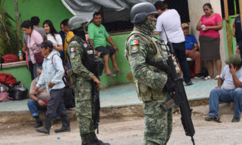 Más de 550 mexicanos huyen a Guatemala en busca de refugio ante la violencia en Chiapas