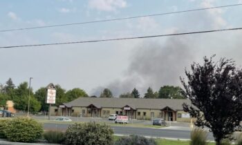 Los equipos de bomberos responden a un incendio estructural en Ellensburg