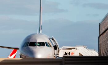 Aterrador: lo detienen tras abrir la puerta de un avión y caminar sobre el ala, según autoridades