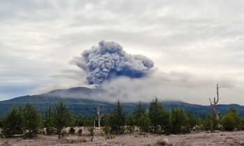 Volcán erupciona tras sismo en Rusia. Expertos advierten que otro terremoto podría estar en camino