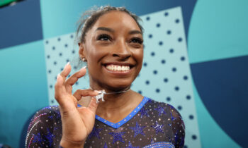 ¿Qué significa el collar de cabra cubierto en diamantes de Simone Biles?