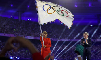 Comienza la cuenta regresiva: Los Ángeles recibe la bandera para los Juegos Olímpicos 2028