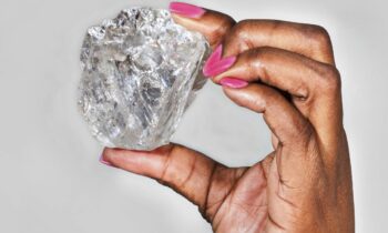 ¡2,492 quilates! Hallan en mina en África el segundo diamante más grande de la historia