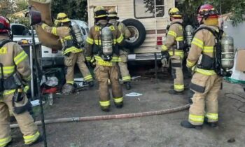 Los equipos de bomberos de Kennewick responden a un incendio en una casa rodante