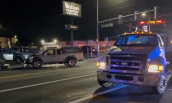 Un choque de cuatro vehículos en Kennewick bloquea la intersección de West Clearwater Avenue