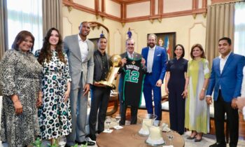 Presidente de República Dominicana condecora a campeón de la NBA