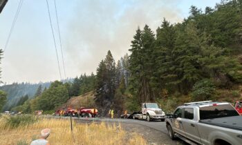 Una colisión de vehículos provoca un incendio forestal en el condado de Kittitas; se emiten avisos de evacuación