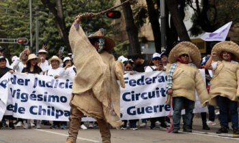 El Senado de México aprueba controversial reforma al poder judicial tras interrupción de manifestantes