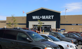 Horror: halla a su hija muerta en el horno de una tienda Walmart