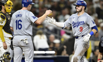 Los Dodgers evitan eliminación con victoria de 8-0 sobre los Padres en el cuarto partido de la NLDS