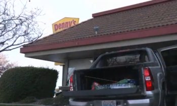 Una camioneta se estrella contra un restaurante Denny’s en la intersección de la US 395 y la avenida Kennewick