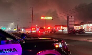 Incendio en almacén de neumáticos afecta tráfico en Yakima