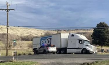 Camión semirremolque bloquea la carretera de Benton City