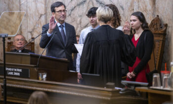 Bob Ferguson jura como gobernador de Washington y promete medidas en materia de presupuesto, salud y vivienda