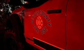 Equipos en el lugar del incendio de un remolque en Finley