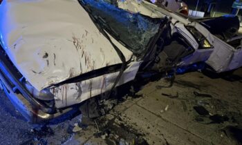 Un coche a toda velocidad se estrella en una rotonda en Kennewick y dos personas resultan gravemente heridas