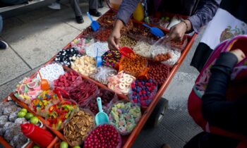 México prohíbe la venta de comida chatarra en escuelas para combatir la obesidad infantil