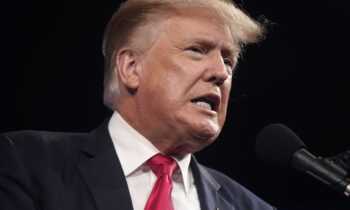 Trump amenaza con imponer aranceles del 200% al alcohol de la UE por el impuesto al whisky a EEUU