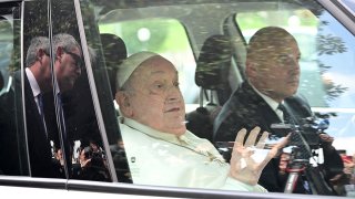 El papa Francisco saluda al salir del hospital Gemelli, tras cinco semanas de hospitalización por neumonía, en Roma, el 23 de marzo de 2025.