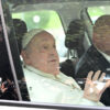 El papa Francisco saluda al salir del hospital tras 5 semanas de hospitalización