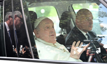El papa Francisco saluda al salir del hospital tras 5 semanas de hospitalización