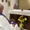 Difunden la primera foto del papa desde su hospitalización