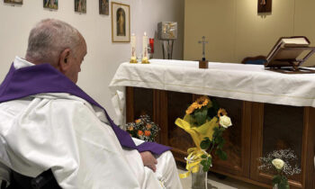 El papa Francisco presenta una ligera mejoría en su cuadro de neumonía