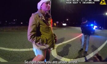 Vea momento del arresto de la Patrullera de WSP  Sarah Clasen luego de causar accidente faltal en DUI: Motociclista de 20 años perdió la vida