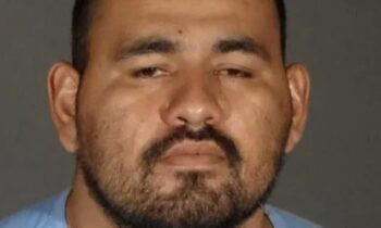 La policía de Sunnyside busca a un sospechoso de agresión armada