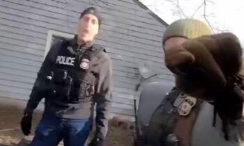 Video viral de agentes de ICE rompiendo ventanas de autos durante arresto en Spokane Valley