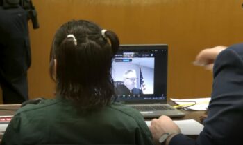 Madre acusada de la muerte de su hija se declara inocente ante el tribunal